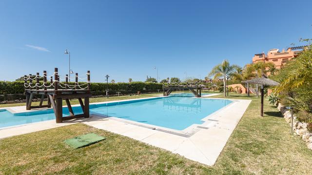 Imagen 2 de Ático de Lujo en Primera Línea de Playa con Solarium y Jacuzzi