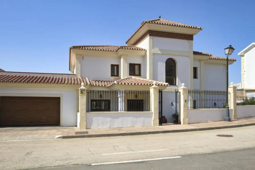 Exclusive independent villa. image 1