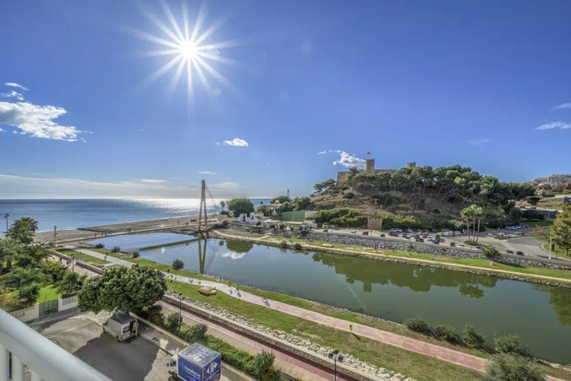 Ático Dúplex con Vistas al Mar y Castillo en Fuengirola image 1