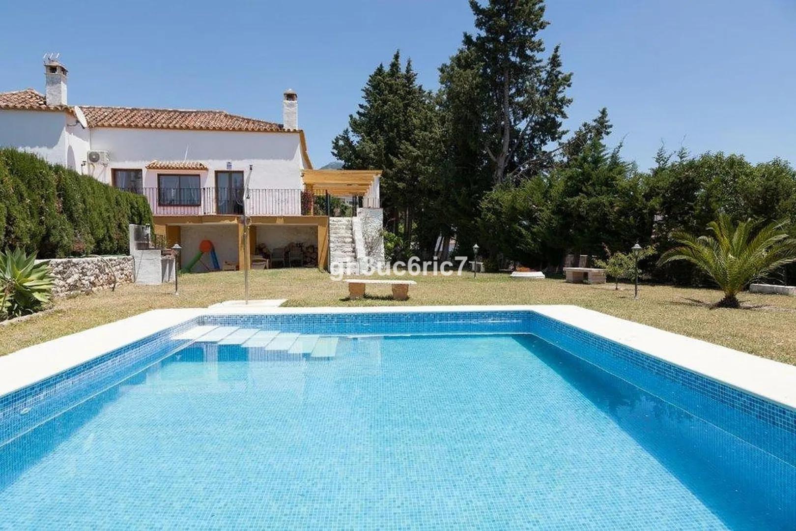 Finca urbana con casa rústica y vistas al mar y montaña