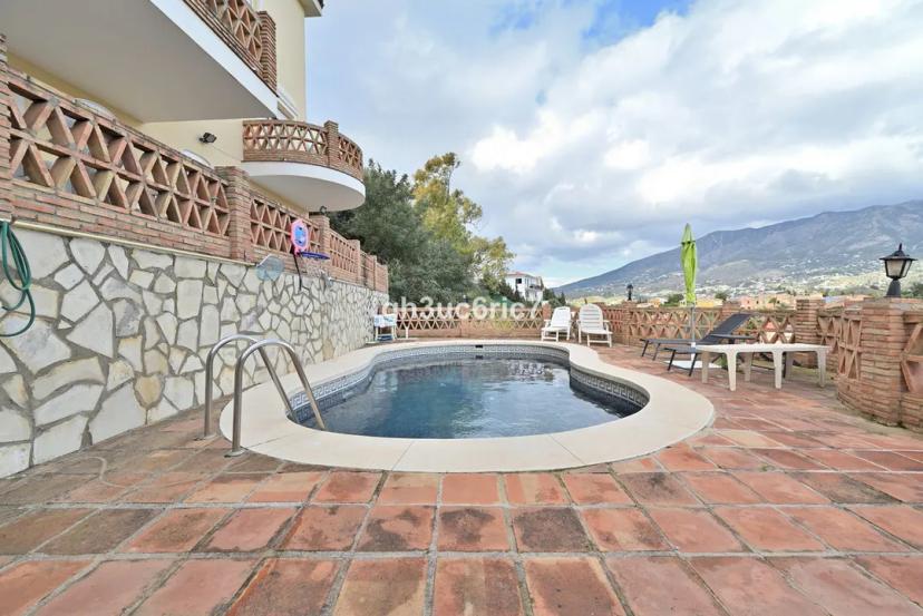 4-bedroom villa with sea views in La Sierrezuela. image 0