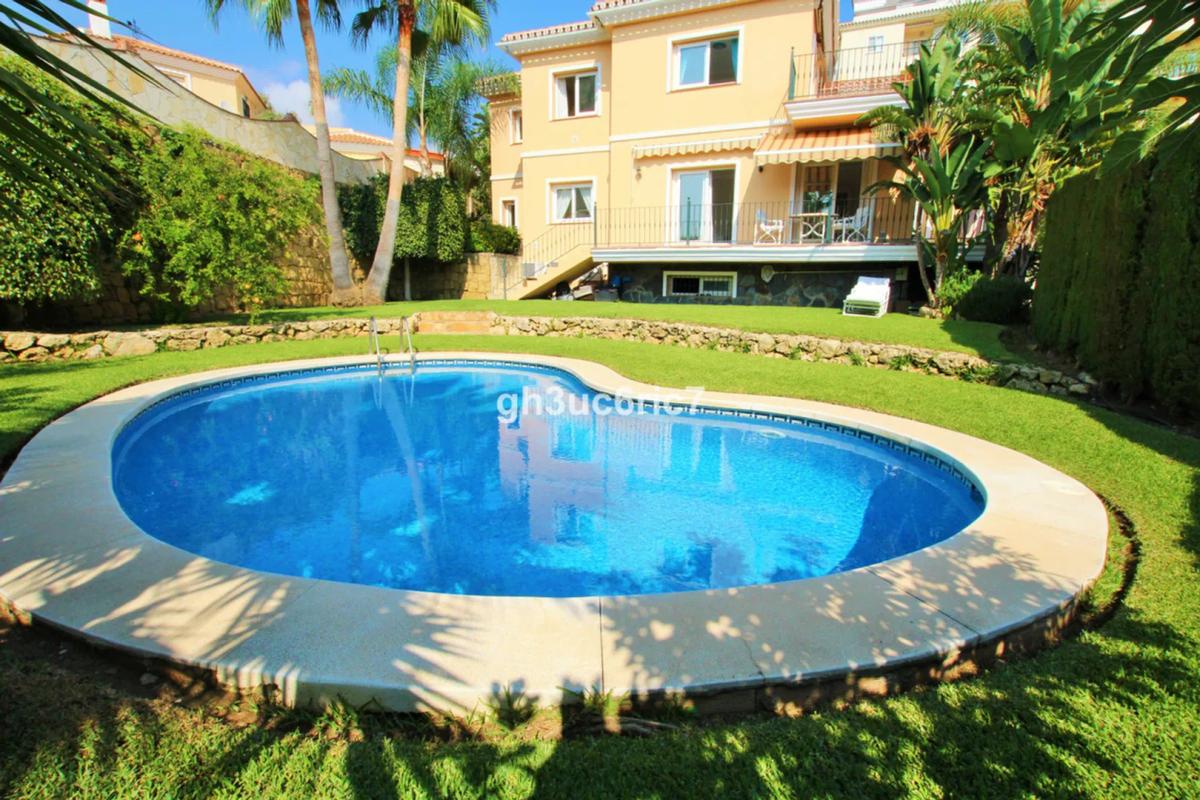 Imagen 1 de Villa espaciosa con piscina privada en Torrenueva