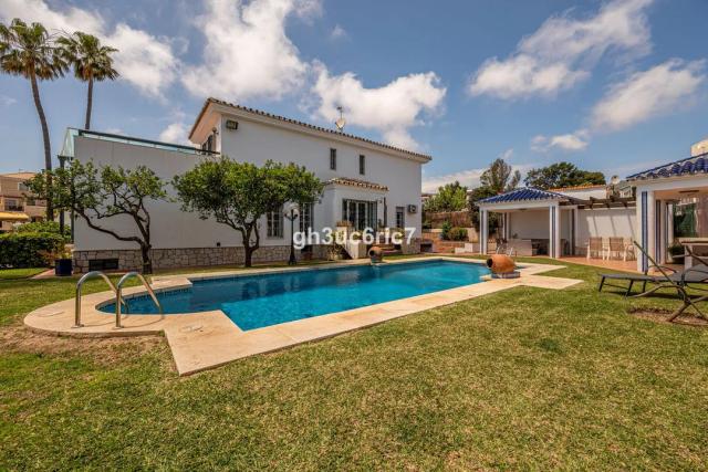 Imagen 2 de Villa de lujo en Benalmádena Costa con piscina privada y bar