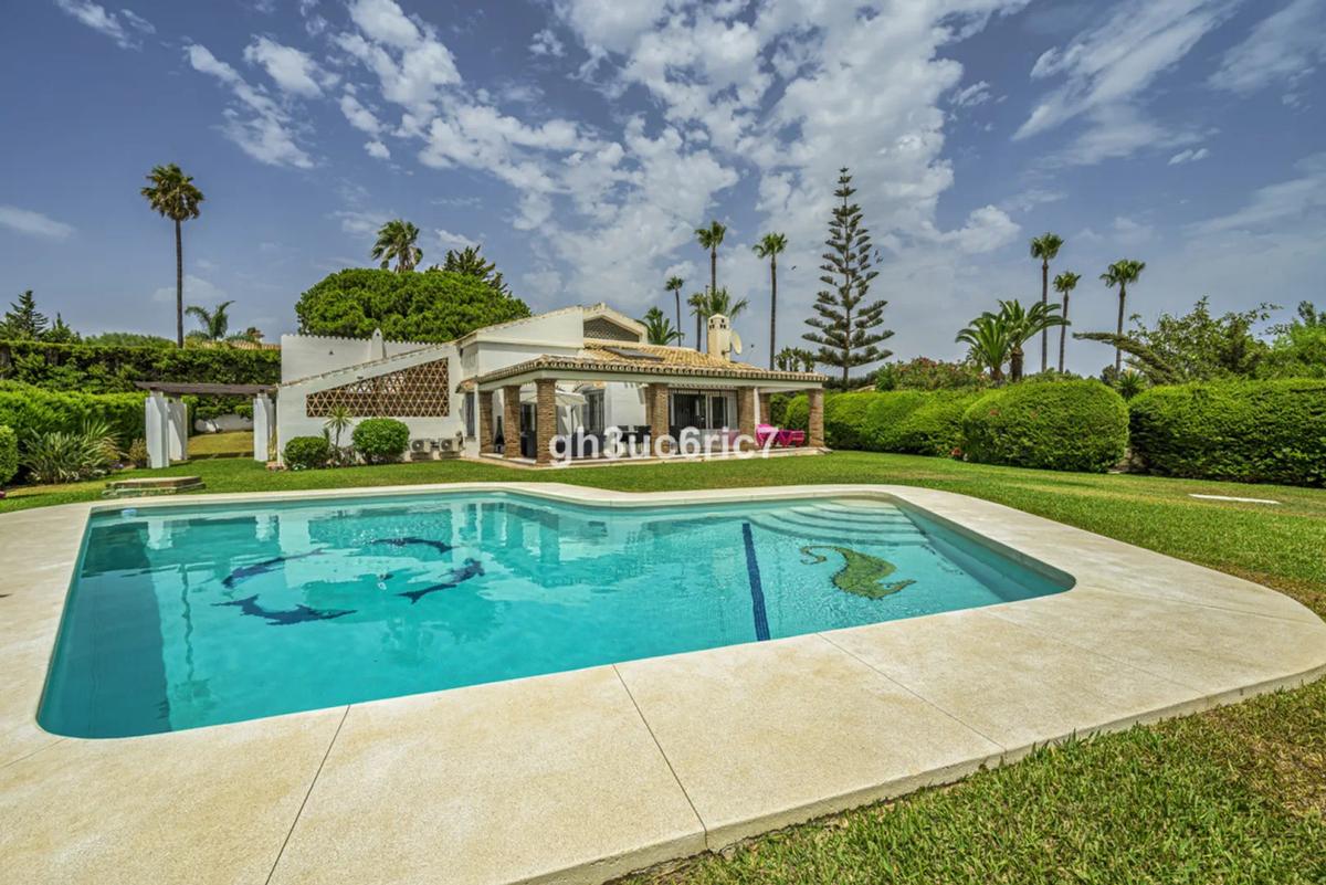 Imagen 1 de Villa de 5 dormitorios en El Chaparral con vistas al mar y piscina privada