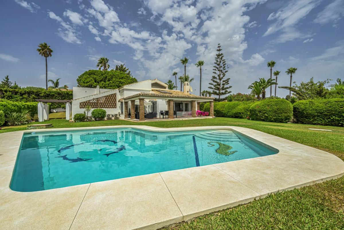 Imagen 1 de Villa de 5 dormitorios en El Chaparral con vistas al mar y piscina privada