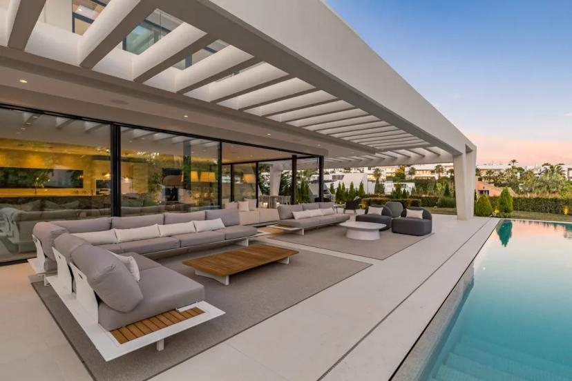 Casa contemporánea en Nueva Andalucía con piscina y garaje para 5 coches image 2