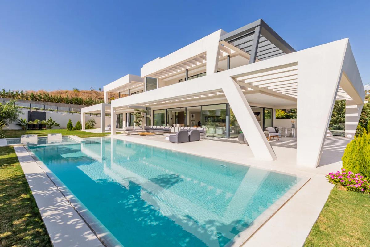 Imagen 1 de Casa contemporánea en Nueva Andalucía con piscina y garaje para 5 coches