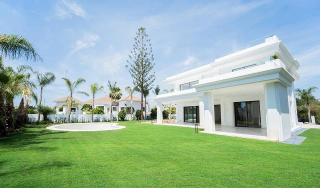 Imagen 2 de Villa en Las Lomas del Marbella Club con vistas al mar y piscina climatizada