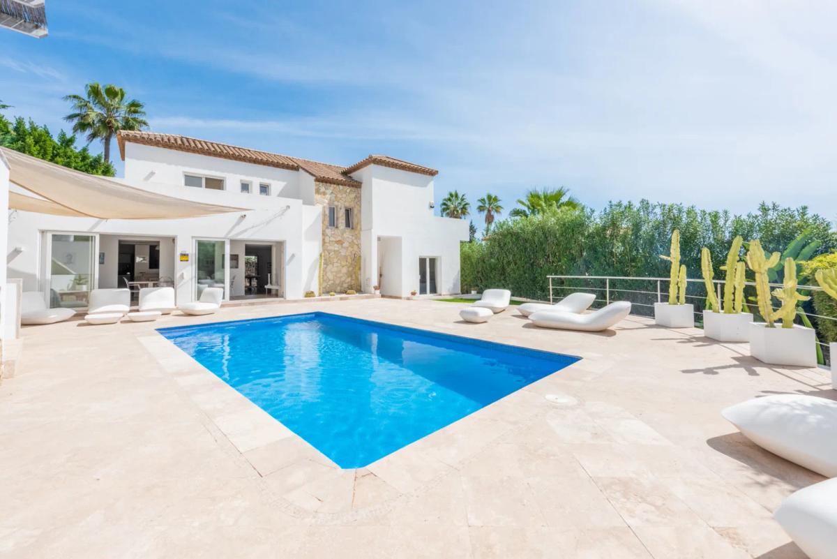 Imagen 1 de Casa elegante en comunidad cerrada de Nueva Andalucía con piscina y garaje