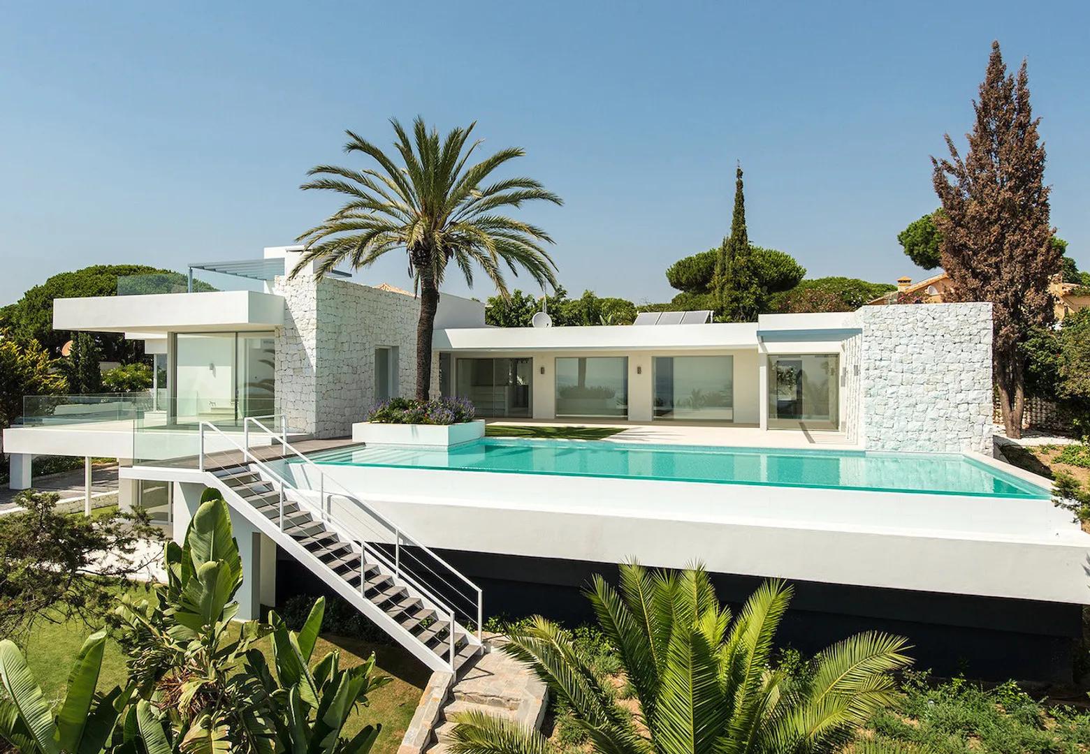 Villa luminosa junto a playa en Marbella con piscina climatizada