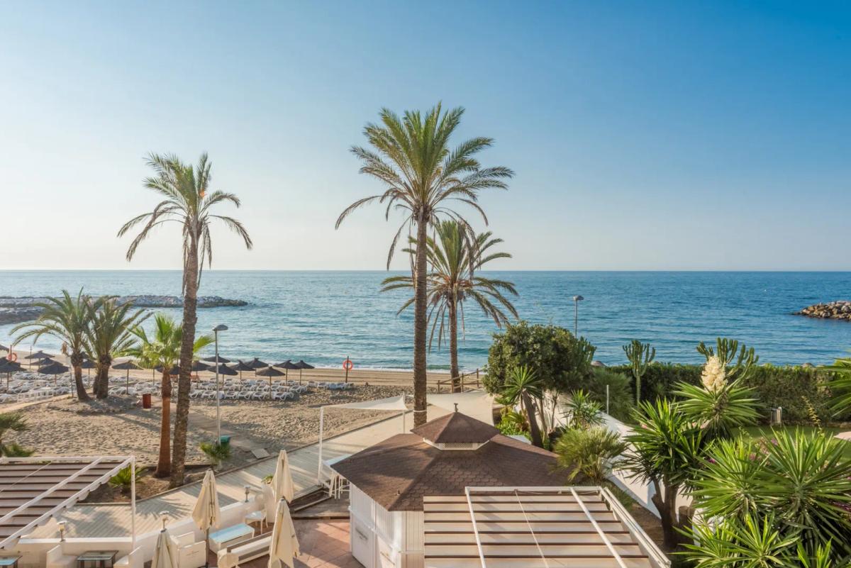 Imagen 1 de Apartamento en primera línea de playa en Guadalpín Banús con 3 dormitorios y vistas al mar