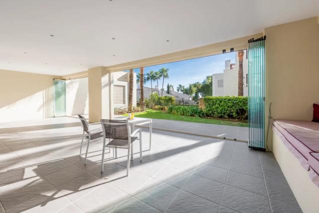 Imagen 3 de Apartamento de 3 dormitorios en zona cotizada de Marbella con jardín privado y terraza acristalada