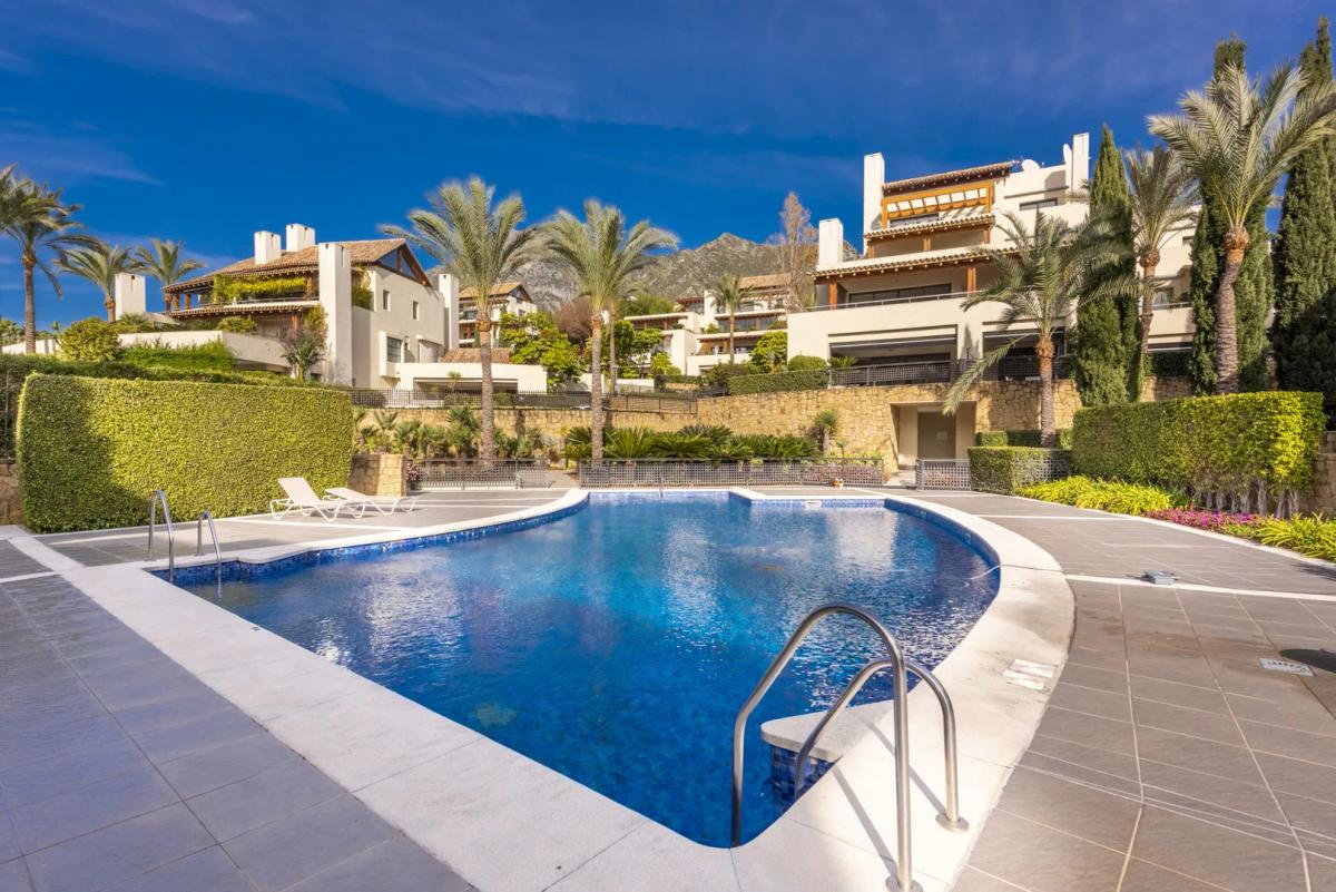 Imagen 1 de Apartamento de 3 dormitorios en zona cotizada de Marbella con jardín privado y terraza acristalada