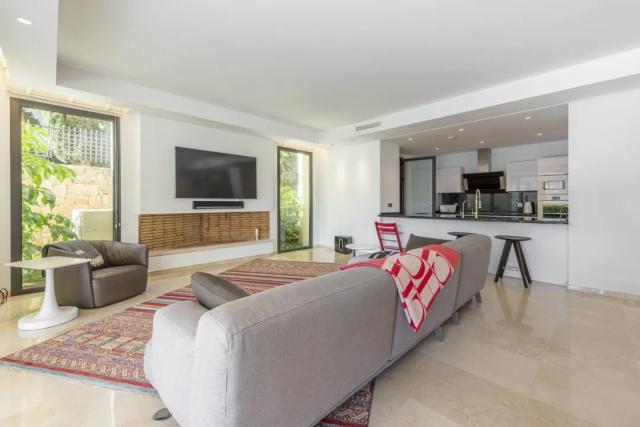 Imagen 2 de Apartamento de 3 dormitorios en zona cotizada de Marbella con jardín privado y terraza acristalada