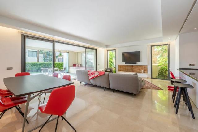 Imagen 4 de Apartamento de 3 dormitorios en zona cotizada de Marbella con jardín privado y terraza acristalada