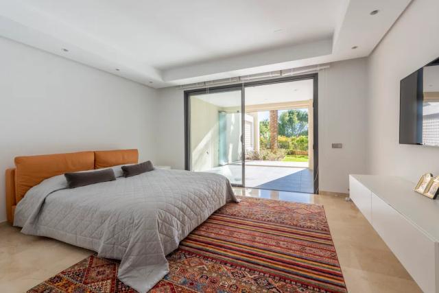 Imagen 5 de Apartamento de 3 dormitorios en zona cotizada de Marbella con jardín privado y terraza acristalada