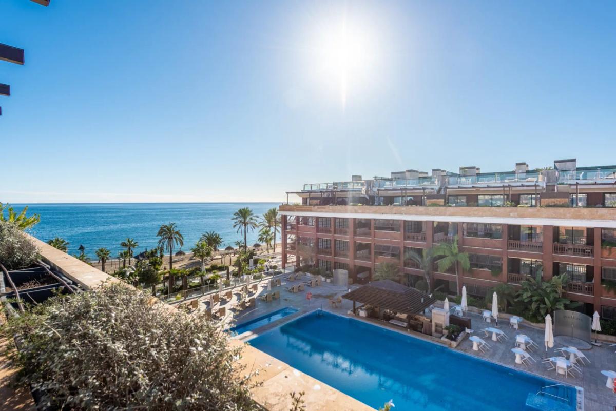 Imagen 1 de Ático de lujo en hotel de Puerto Banús con vistas al mar y solárium de 100m2