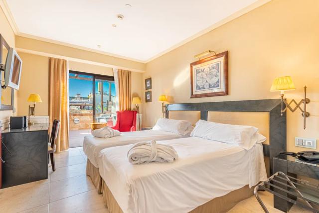 Imagen 3 de Ático de lujo en hotel de Puerto Banús con vistas al mar y solárium de 100m2