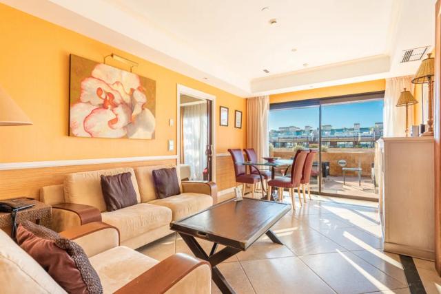 Imagen 2 de Ático de lujo en hotel de Puerto Banús con vistas al mar y solárium de 100m2