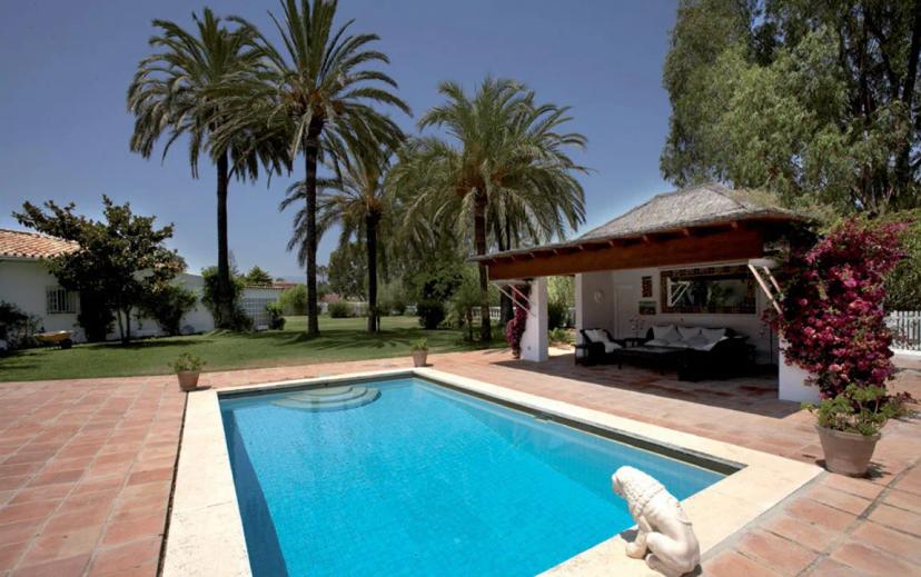 Villa rústica en primera línea de golf con piscina climatizada y caseta de bar image 1