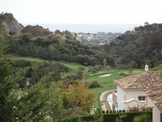 Imagen 3 de Villa Mediterránea en Los Arqueros Golf con vistas al mar y campo de golf