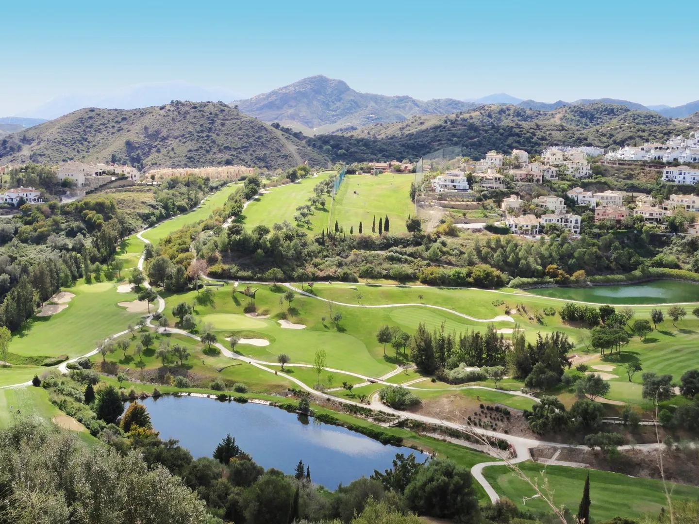 Villa Mediterránea en Los Arqueros Golf con vistas al mar y campo de golf