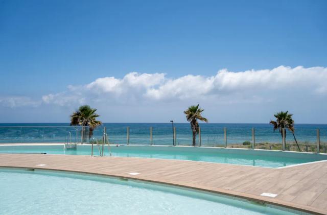 Imagen 4 de Propiedad frente al mar con apartamentos de lujo y villas exclusivas