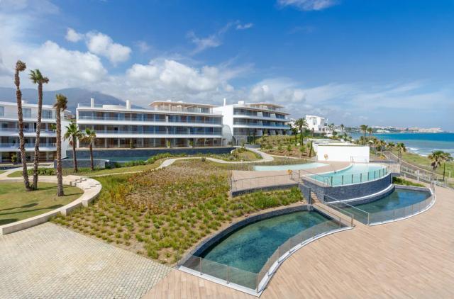 Imagen 2 de Propiedad frente al mar con apartamentos de lujo y villas exclusivas