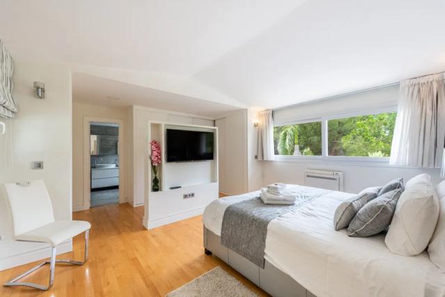 Imagen 5 de Villa renovada de 7 dormitorios con spa y piscina al aire libre en Marbella