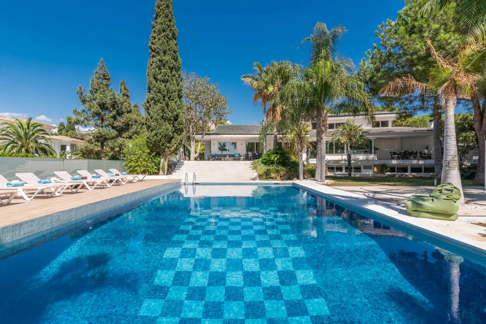 Villa renovada de 7 dormitorios con spa y piscina al aire libre en Marbella