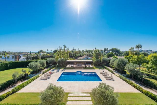 Imagen 3 de Villa moderna en Guadalmina Alta con piscina climatizada y spa