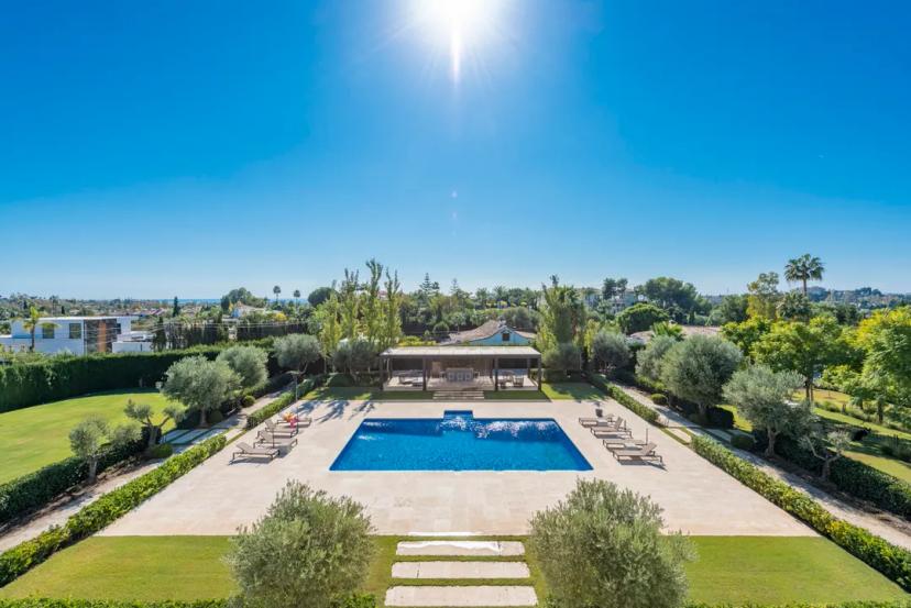 Villa moderna en Guadalmina Alta con piscina climatizada y spa image 2