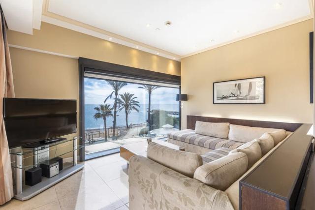 Imagen 5 de Apartamento de lujo en Puerto Banús con vistas al mar y piscina