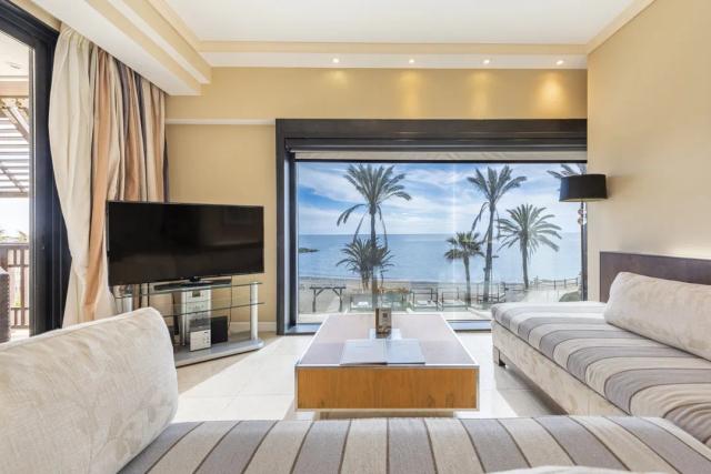 Imagen 2 de Apartamento de lujo en Puerto Banús con vistas al mar y piscina