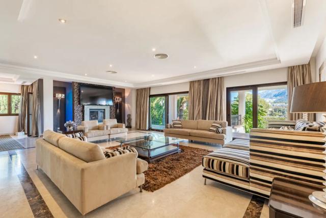 Imagen 2 de Spacious villa with views of golf and mountains in Las Brisas.