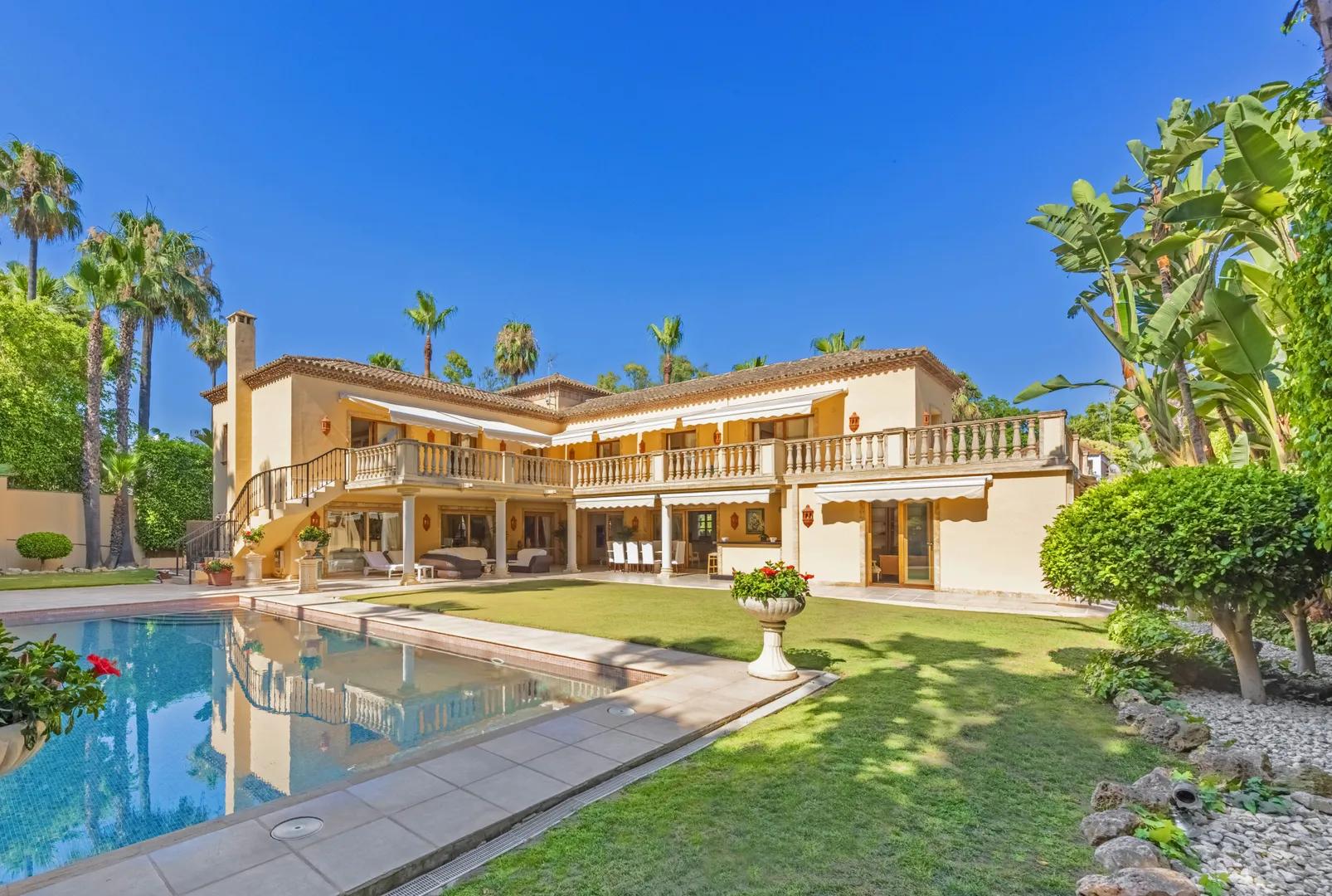 Casa clásica con jardín, piscina y cerca de campos de golf en Nueva Andalucía