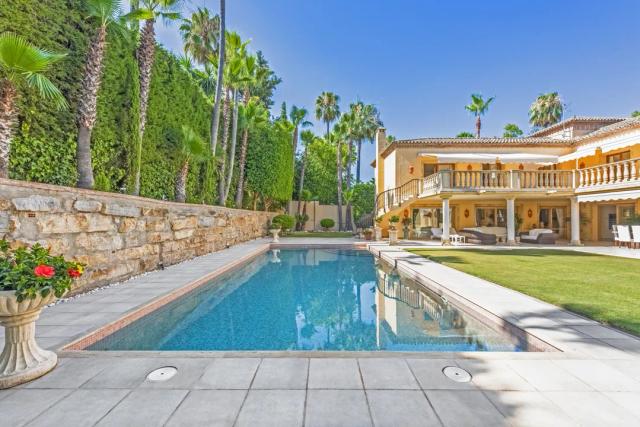 Imagen 3 de Casa clásica con jardín, piscina y cerca de campos de golf en Nueva Andalucía