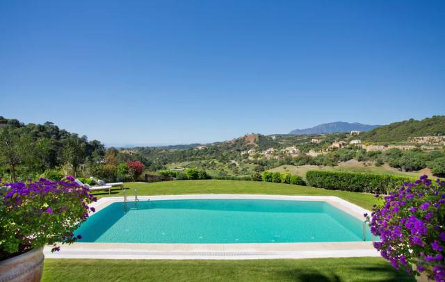 Imagen 3 de Villa de lujo con vistas panorámicas y acceso directo al campo de golf en Marbella Club Golf Resort