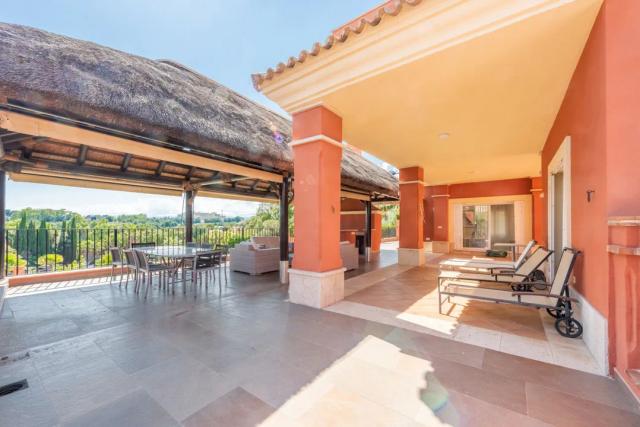 Imagen 4 de Independent chalet with pool and golf course views