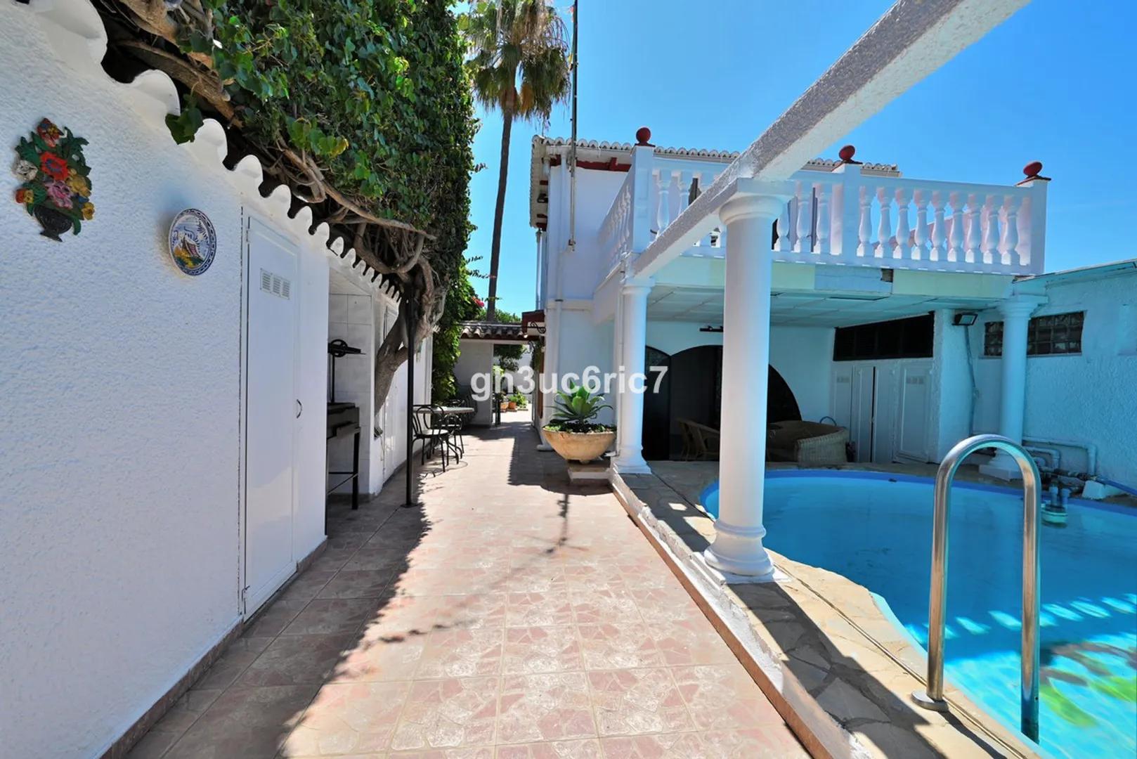 Villa pareada con piscina en Costabella cerca de la playa y Marbella