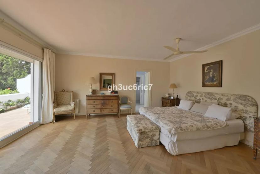 Luxury villa with private garden and swimming pool in Calahonda image 2