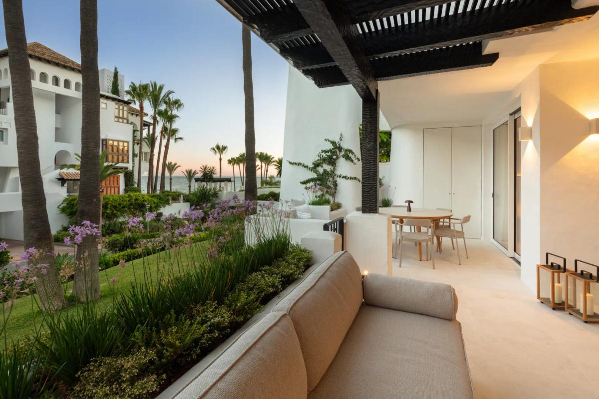 Imagen 1 de Apartamento moderno con vistas al mar en Puente Romano Resort, Marbella