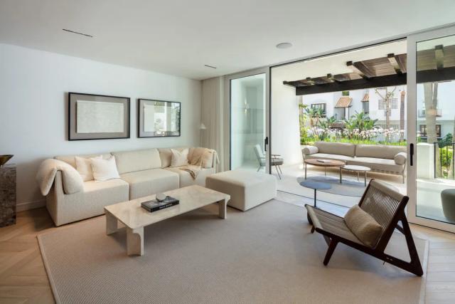 Imagen 2 de Apartamento moderno con vistas al mar en Puente Romano Resort, Marbella