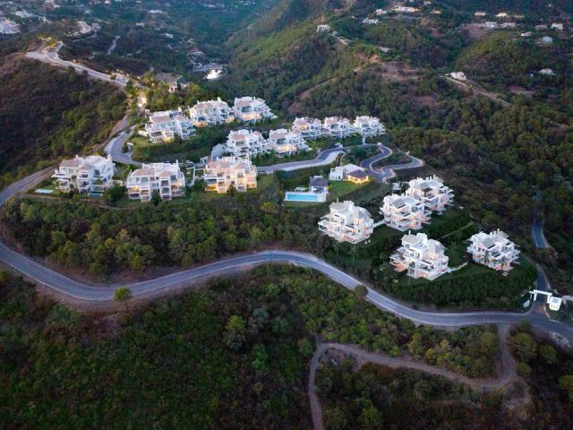 Imagen 2 de Exclusivos apartamentos con vistas al mar y montaña en urbanización de lujo