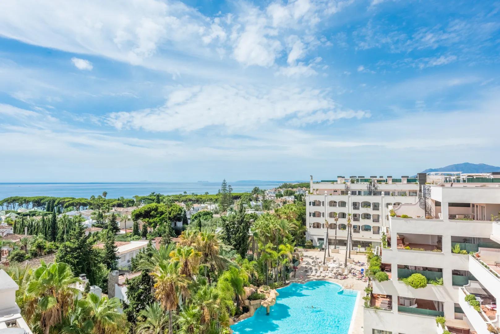 Ático dúplex con vistas al mar y solárium en Casablanca, Marbella