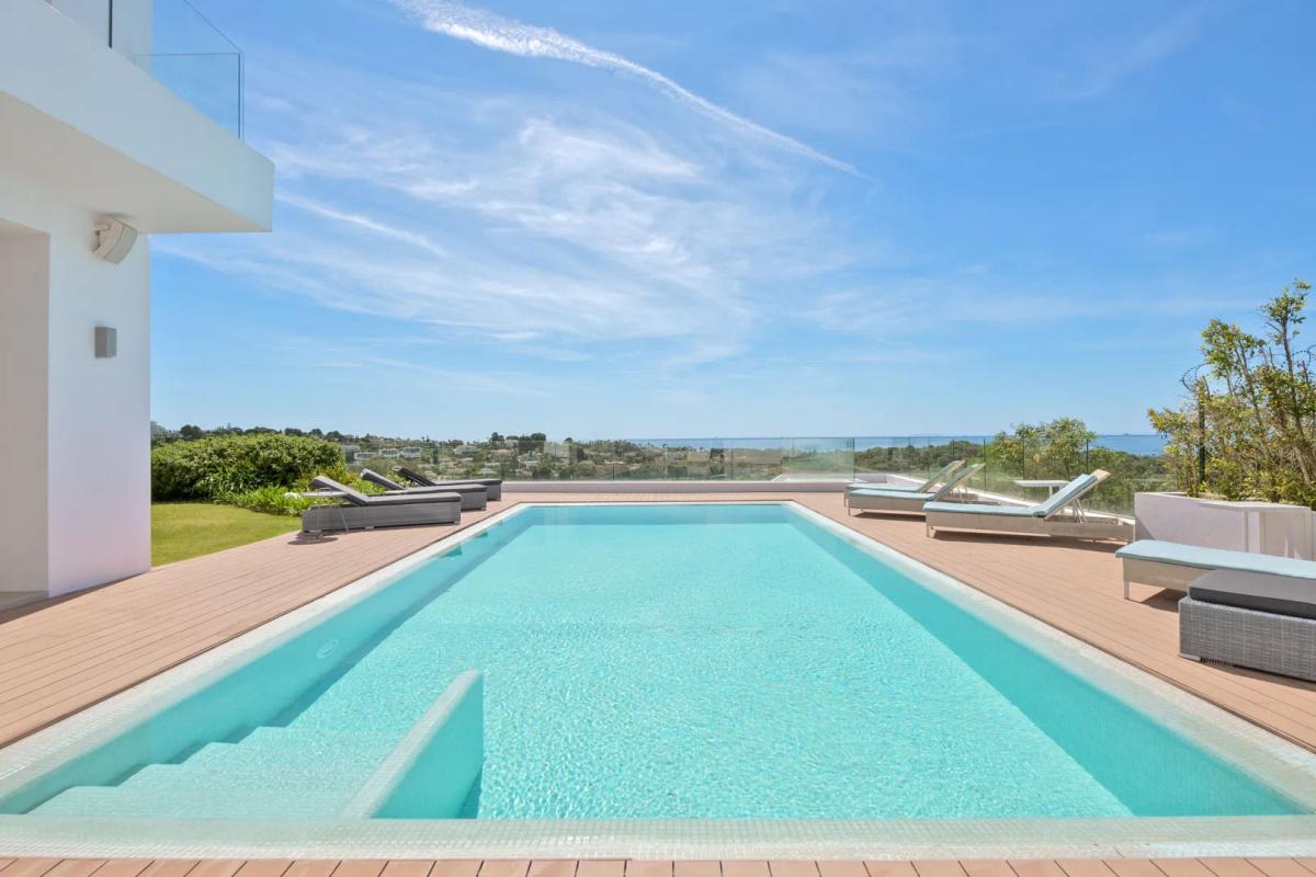 Imagen 1 de Contemporary Villa in El Paraíso: Panoramic Views of the Sea and Golf