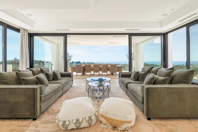 Imagen 3 de Contemporary Villa in El Paraíso: Panoramic Views of the Sea and Golf