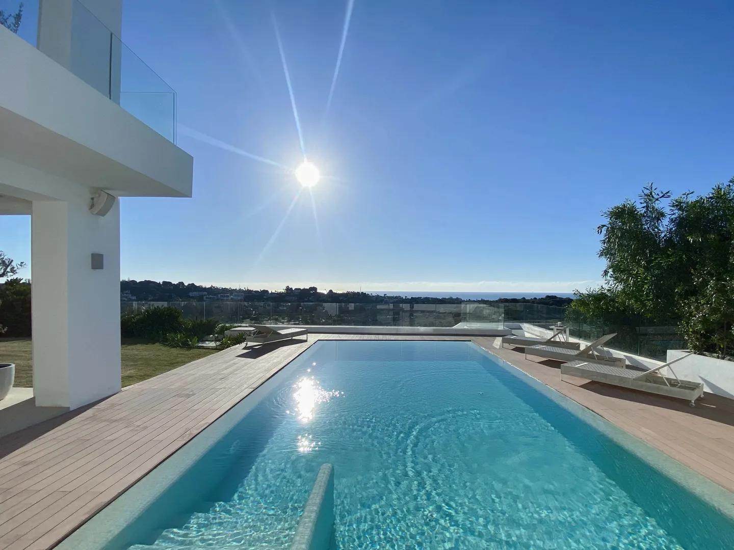 Villa contemporánea en El Paraíso: Vistas panorámicas al mar y al golf