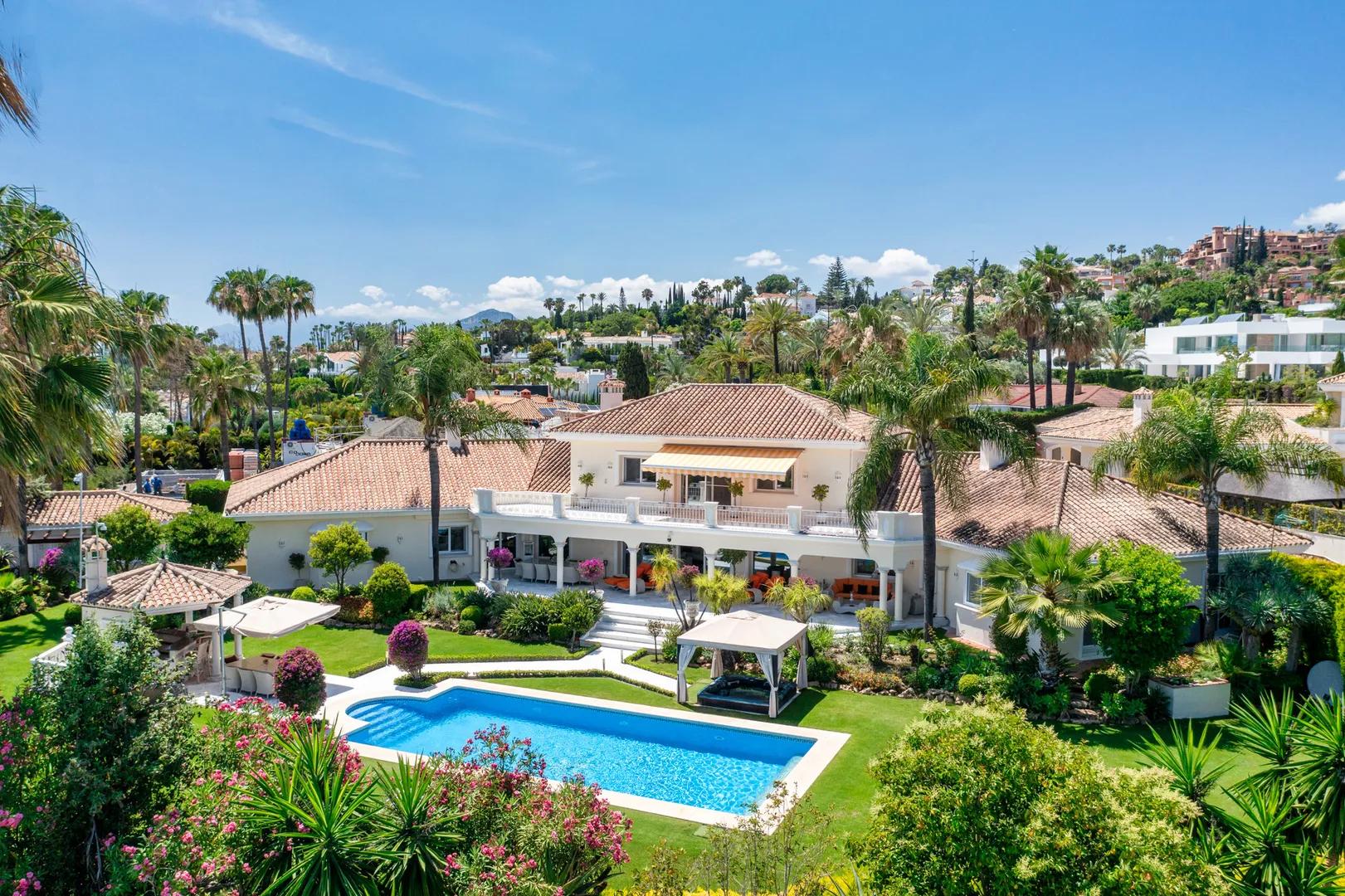 Villa de lujo en La Cerquilla, Nueva Andalucia, Marbella con vistas a La Concha