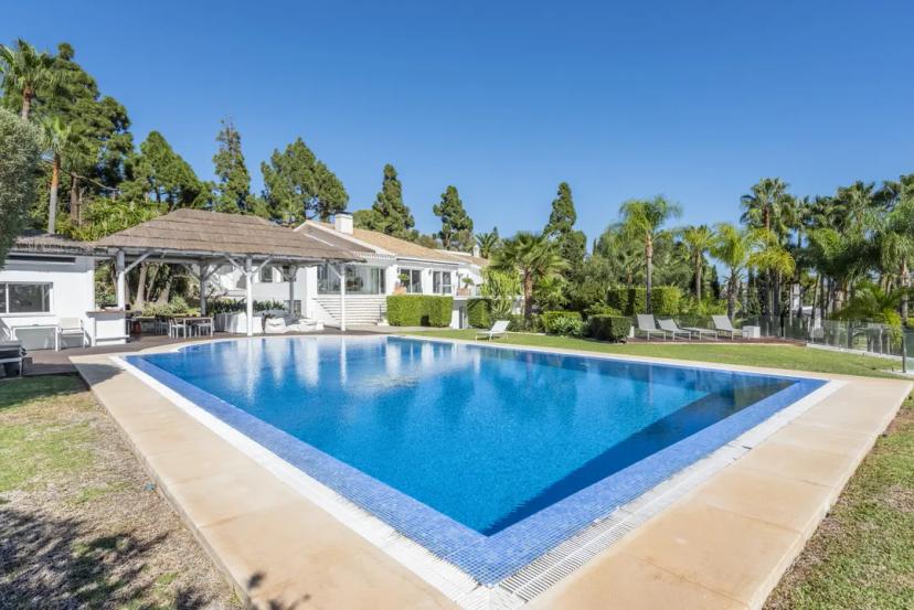 Villa de Lujo con Piscina, Jardines Tropicales y Vistas al Mar en Marbella Este image 0
